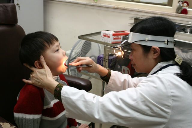 Có nên cắt amidan cho trẻ nhỏ không? Có nên cắt amidan cho trẻ nhỏ không?