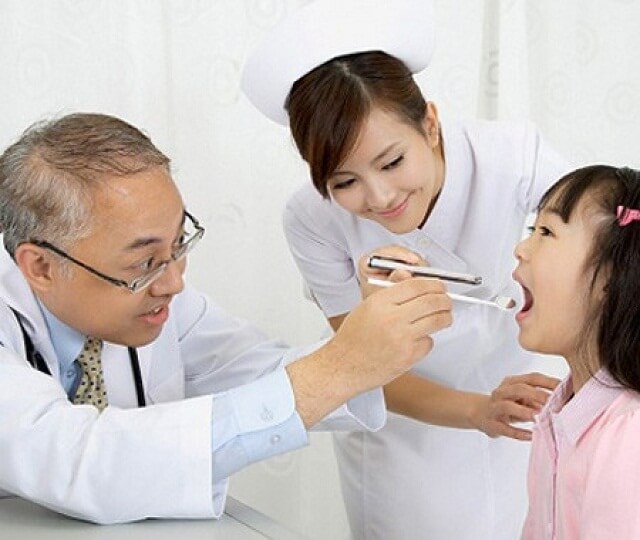 Cắt amidan cho trẻ khi có chỉ định của bác sĩ Cắt amidan cho trẻ khi có chỉ định của bác sĩ