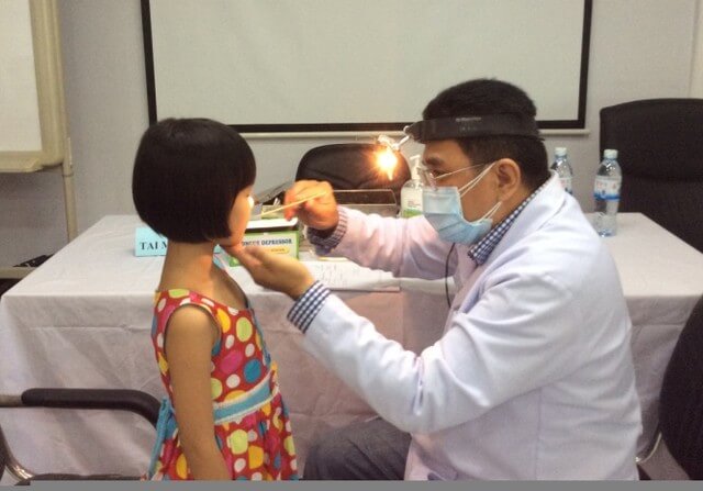 Lưu ý khi tiến hành cắt amidan cho trẻ nhỏ Lưu ý khi tiến hành cắt amidan cho trẻ nhỏ