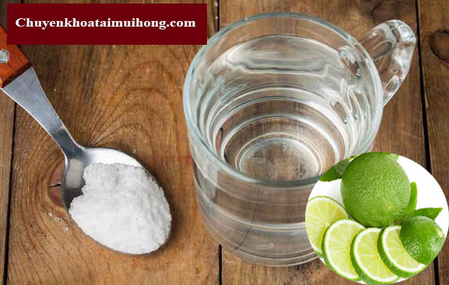 Súc miệng bằng nước chanh và muối điều trị viêm họng Súc miệng bằng nước chanh và muối điều trị viêm họng