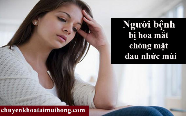Người bệnh viêm xoang mãn tính thường đau đầu, hoa mắt. Người bệnh viêm xoang mãn tính thường đau đầu, hoa mắt.