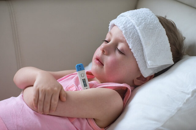 Trẻ bị sốt cao khi mắc bệnh cảm cúm