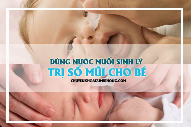 Nhỏ mũi bằng nước muối sinh lý trị sổ mũi cho bé