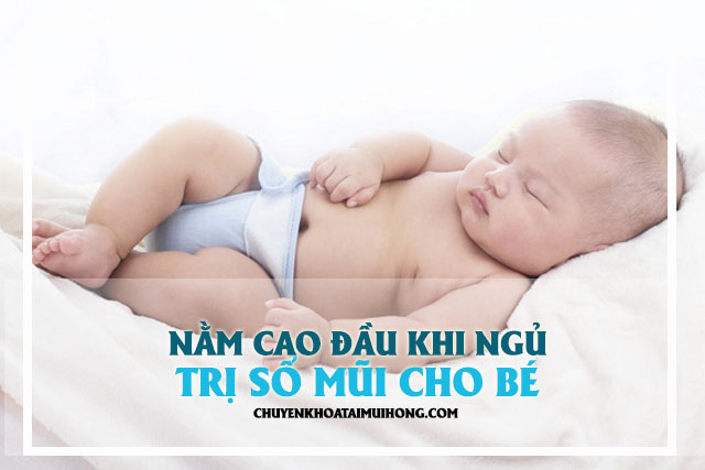 Nằm cao đầu khi ngủ trị sổ mũi cho bé