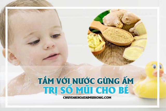 Tắm với nước gừng ấm trị sổ mũi cho bé