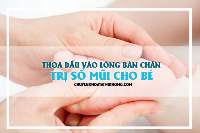 Thoa dầu vào lòng bàn chân trị sổ mũi cho bé