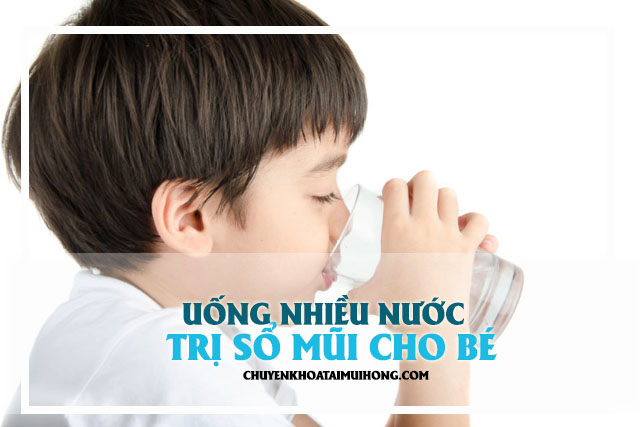 Uống nhiều nước trị sổ mũi cho bé