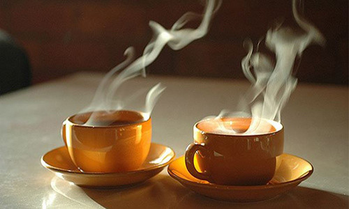 Uống nước trà nóng giúp giảm viêm họng