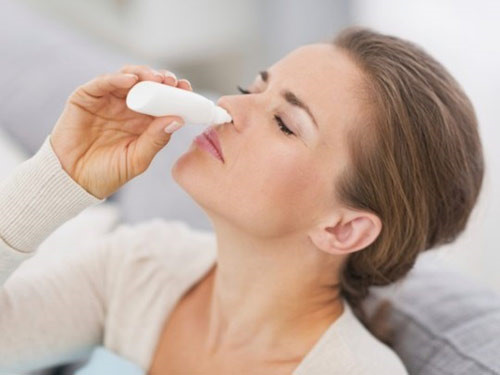 Sử dụng nước muối sinh lý vệ sinh vùng mũi