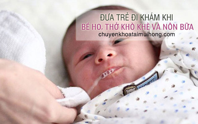 Đưa trẻ đi khám khi nhận thấy có dấu hiệu ho, thở khò khè, sốt cao, nôn mửa