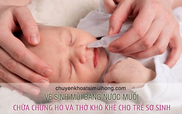 Vệ sinh mũi họng cho bé bằng nước muối để chữa chứng ho và thở khò khè cho trẻ sơ sinh