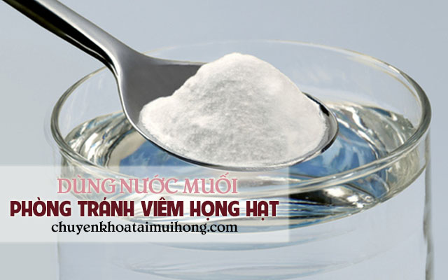 Súc miệng với nước muối để phòng tránh lây nhiễm bệnh viêm họng hạt