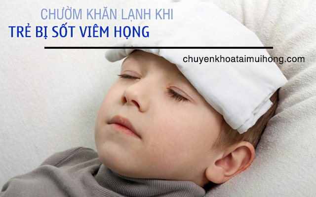 Chườm khăn lạnh lên trán thực hiện hạ sốt viêm họng cho bé