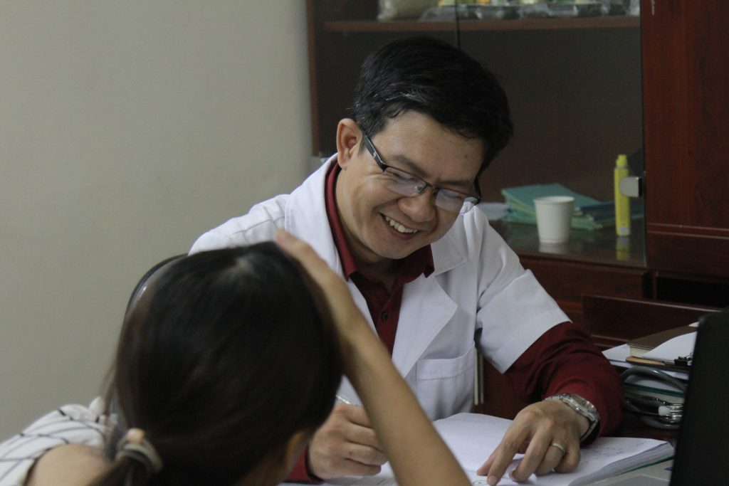 bác sĩ chữa đau họng