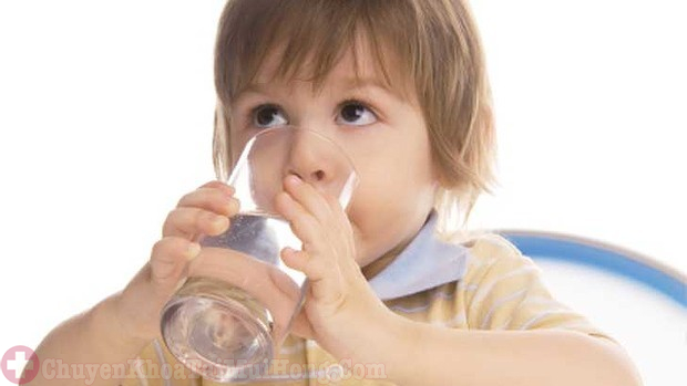 uống nước thường xuyên khi bị viêm họng giả mạc