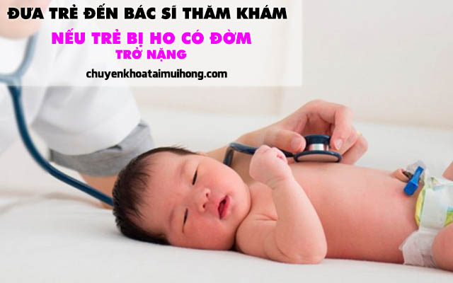 Đưa trẻ đến bác sĩ thăm khám nếu bệnh ho có đờm ở trẻ trở nặng