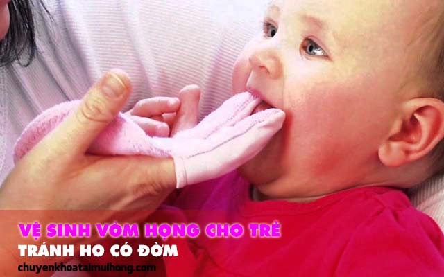 Vệ sinh vòm họng cho trẻ 1 tháng tuổi bị ho có đờm