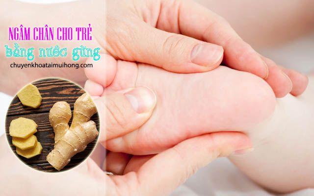 Ngâm chân cho trẻ bằng nước gừng