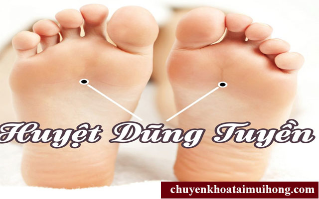 Chữa ho bằng bấm huyệt Dũng Tuyền