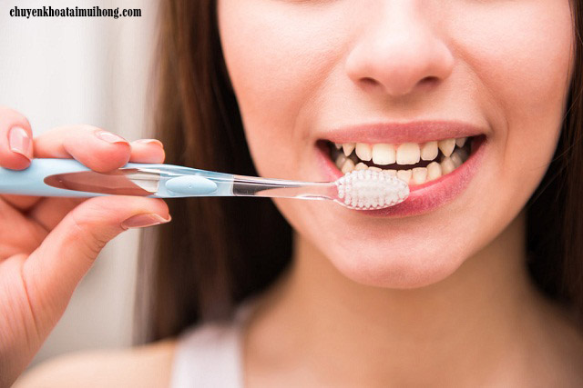 Cách vệ sinh răng miệng sau khi cắt amidan