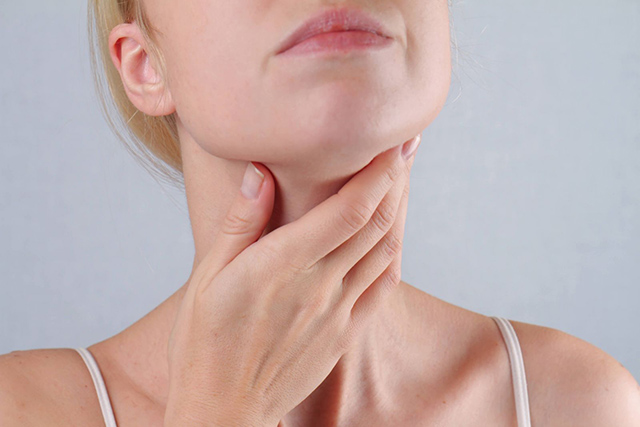 Cổ họng bị đau và khô là một trong các triệu chứng bệnh viêm mũi họng xuất tiết