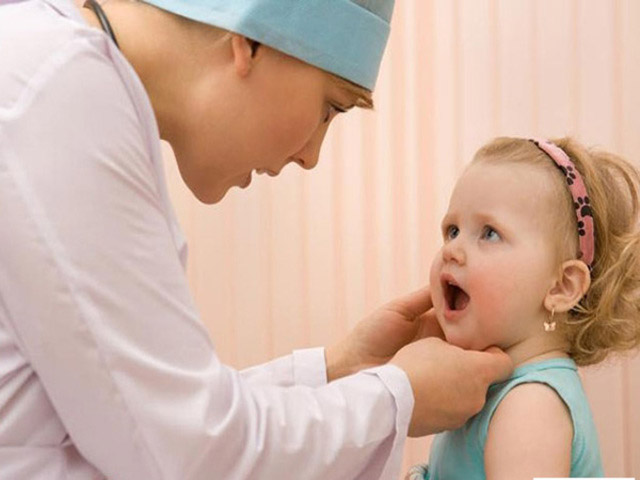 Viêm họng là bệnh lý phổ biến thường gặp ở trẻ em Viêm họng là bệnh lý phổ biến thường gặp ở trẻ em