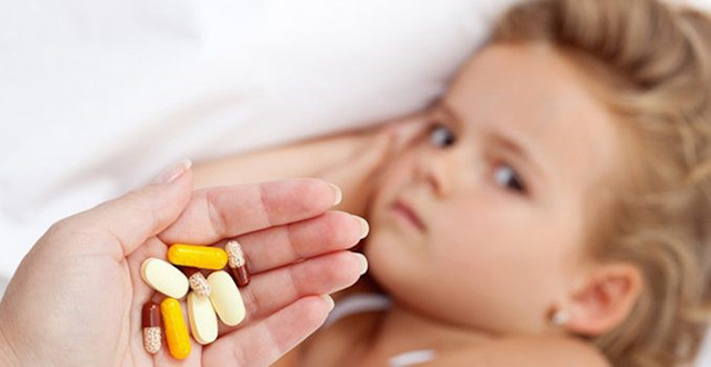 Trẻ bị sốt viêm họng nên uống thuốc gì?