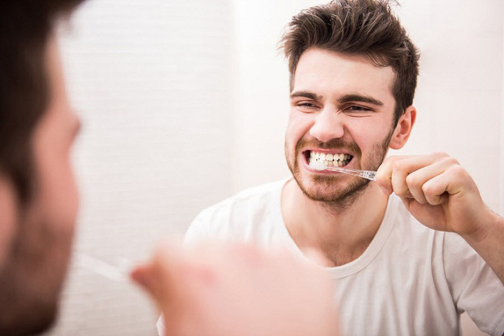 Cắt amidan kiêng gì? Đó là kiêng đánh răng trong 24 giờ đầu để khoang miệng được nghỉ ngơi