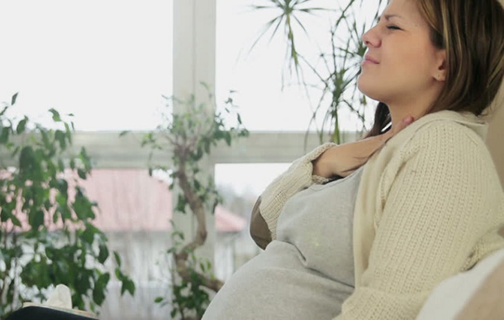 Viêm họng khi mang thai khiến mẹ bầu lo lắng tìm cách điều trị