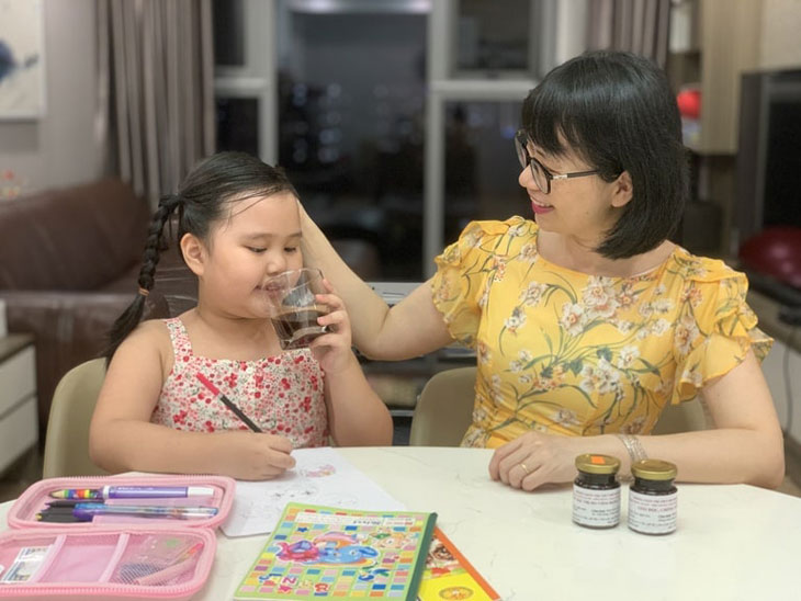Bé Hà Phương cải thiện sức đề kháng rõ rệt sau 2 tháng sử dụng bài thuốc thảo dược Viêm họng hạt Đỗ Minh Đường Bé Hà Phương cải thiện sức đề kháng rõ rệt sau 2 tháng sử dụng bài thuốc thảo dược Viêm họng hạt Đỗ Minh Đường