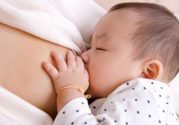 Nếu mẹ dùng thuốc điều trị viêm họng rồi cho con bú thì ít nhiều sẽ ảnh hưởng đến con