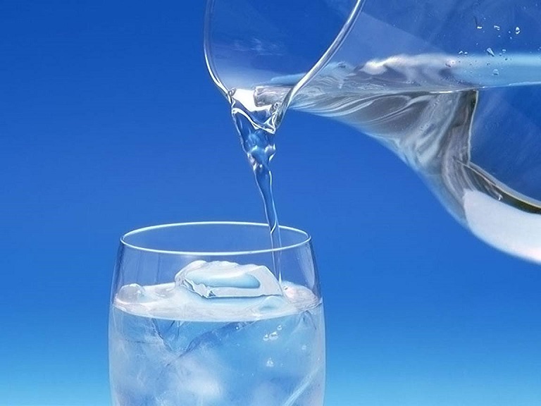 Một trong những nguyên nhân gây viêm amidan hốc mủ là uống nhiều nước đá Một trong những nguyên nhân gây viêm amidan hốc mủ là uống nhiều nước đá