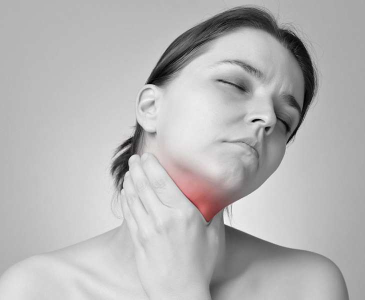 Viêm amidan mãn tính gây đau họng và ho khan