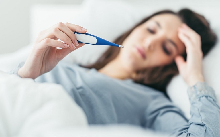 Viêm amidan hốc mủ có thể khiến người bệnh bị sốt nhẹ Viêm amidan hốc mủ có thể khiến người bệnh bị sốt nhẹ