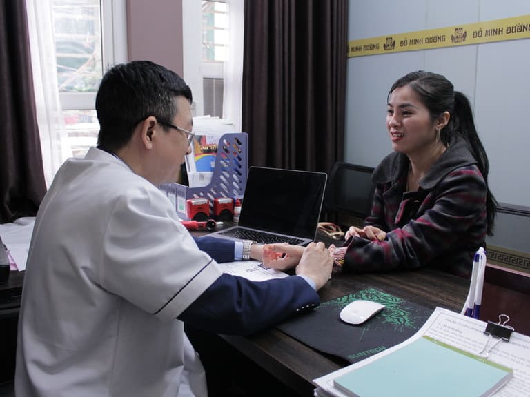 Lương y Tuấn tái khám, kê đơn liệu trình nhắc lại bài thuốc Viêm xoang Đỗ Minh cho chị Phương Hòa Lương y Tuấn tái khám, kê đơn liệu trình nhắc lại bài thuốc Viêm xoang Đỗ Minh cho chị Phương Hòa