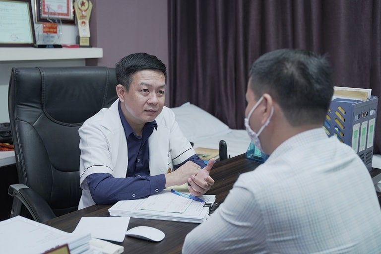 Lương y Đỗ Minh Tuấn thăm khám bệnh cho bà con