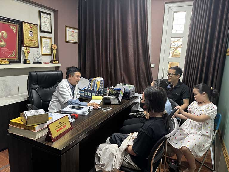 Lương y Đỗ Minh Tuấn tư vấn điều trị cho bệnh nhân