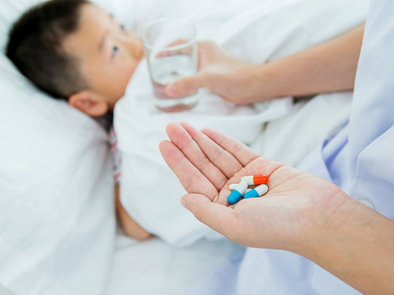 Không nên cho con dùng quá nhiều thuốc tây điều trị viêm họng ở trẻ em