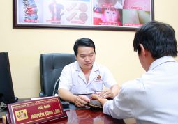 Lương y Nguyễn Tùng Lâm thăm khám cho bệnh nhân