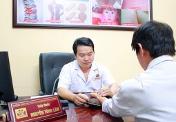 Sau khi thăm khám, lương y Lâm và lương y Tuấn sẽ kê đơn liệu trình phù hợp