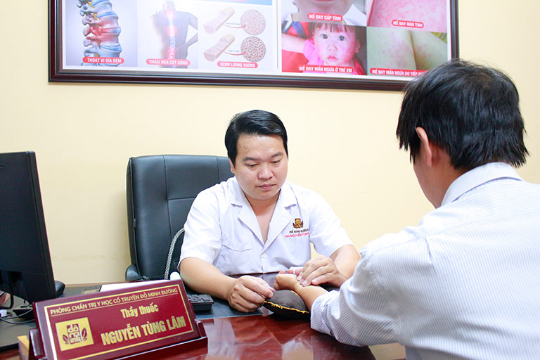 Lương y Nguyễn Tùng Lâm thăm khám cho bệnh nhân
