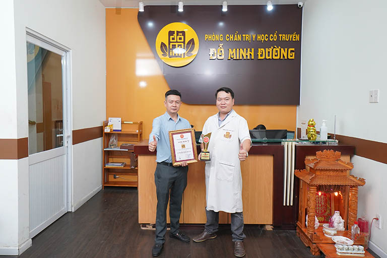 Lương y Đỗ Minh Tuấn (trái) và lương y Nguyễn Tùng Lâm