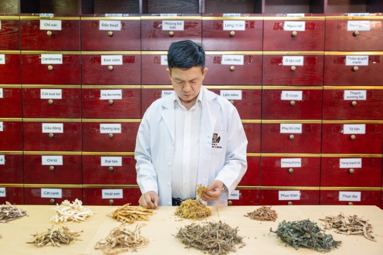 Lương y Tuấn đang bốc thuốc chữa viêm amidan cho bà con Lương y Tuấn đang bốc thuốc chữa viêm amidan cho bà con