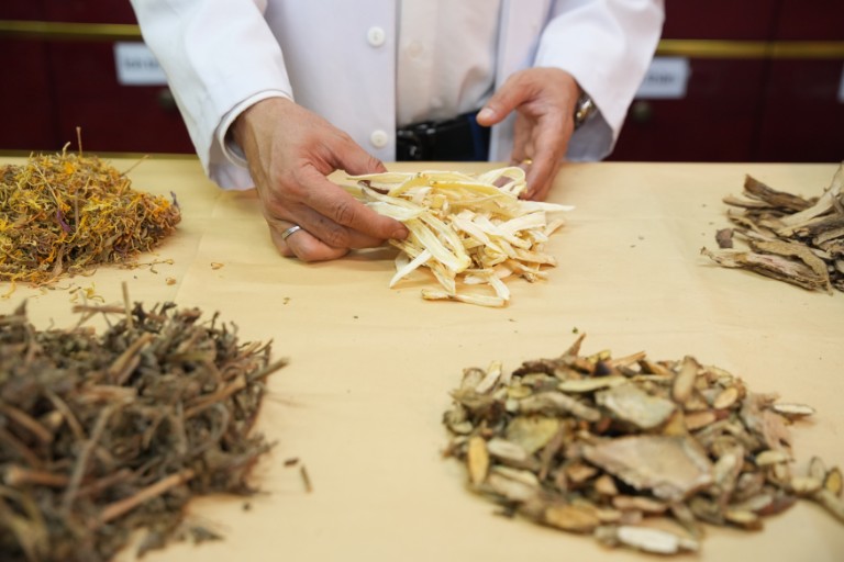 Lương y Tuấn bốc thuốc chữa viêm xoang cho anh Tiến