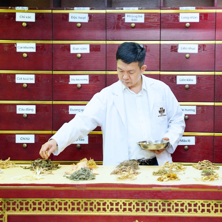 Lương y Tuấn tận tay bốc thang thuốc chữa viêm xoang cho anh Tiến