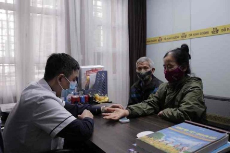 Cô Sình ngày đầu thăm khám Cô Sình ngày đầu thăm khám